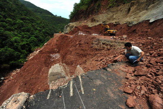 8日,云南“史上最短命公路”一处严重塌毁的路段现场。经调查,该公路存在赶工期等问题。新华社记者 陈海宁 摄