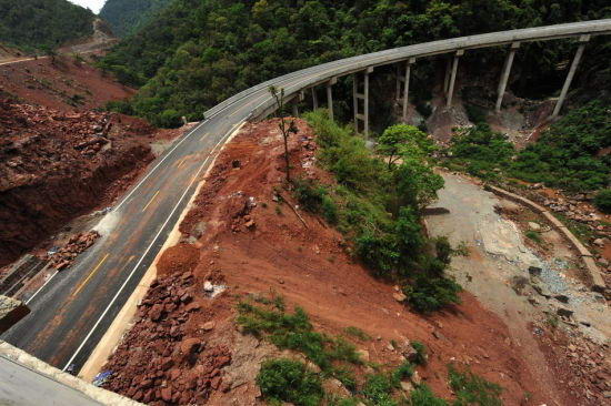 7月8日拍摄的新公路一处坍塌点。新华社记者 陈海宁 摄