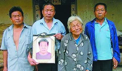 胥氏全家,78岁母亲王定兰和她的四个儿子,四子只能定格在相片里。