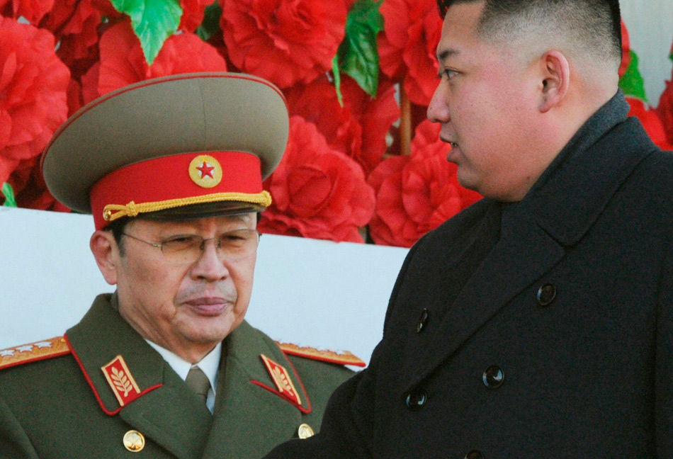 法新社称朝鲜领导人金正恩的姑父张成泽被解除职务。另据韩联社报道,韩国国情院3日透露,朝鲜最高领导人金正恩的姑父、朝鲜国防委员会副委员长张成泽疑似落马。最大在野党民主党议员郑淸来向韩联社记者表示,国情院当天透露11月中旬张成泽的两名亲信被公开处决,之后张成泽没有公开露面,很可能已经落马。