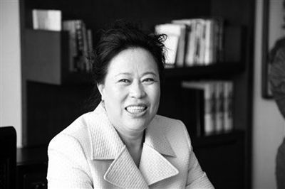 丁书苗出身农家,最后一步步发展成为身家几十亿的商人。 丁书苗出身农家,最后一步步发展成为身家几十亿的商人。