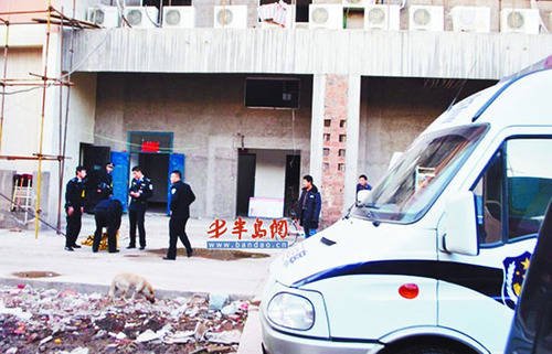 资料图片:警方在事发小区调查。 资料图片:警方在事发小区调查。