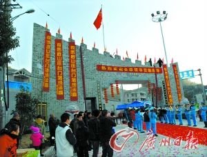 “防盗城墙“修好后引来很多人来围观。 “防盗城墙“修好后引来很多人来围观。