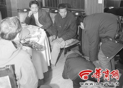 药家鑫的母亲向受害者张妙的父亲下跪,表达歉意。本报记者 赵雄韬 摄 药家鑫的母亲向受害者张妙的父亲下跪,表达歉意。本报记者 赵雄韬 摄