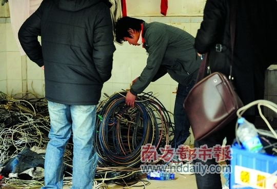 凌建铭和工友们拆换下来的废旧电线,工程负责人同意施工队自行处理。 南都记者 徐文阁 摄 凌建铭和工友们拆换下来的废旧电线,工程负责人同意施工队自行处理。 南都记者 徐文阁 摄